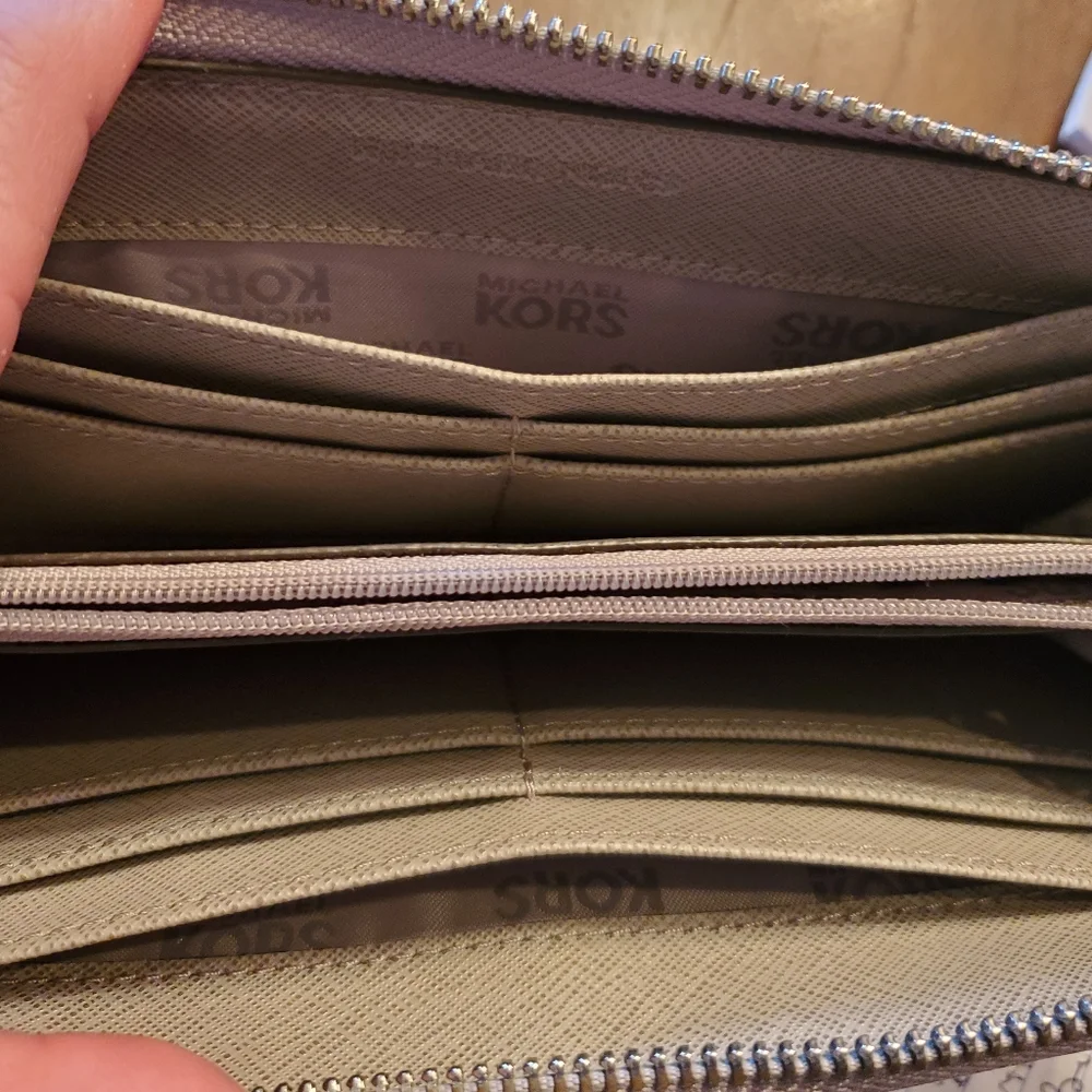 Michael Kors Grey Leather Jet Set Travel Continental Wallet